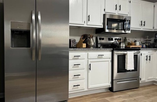 Sweetwater House | Easy Checkout, Remodeled Dollhouse w/King Bed, Pets OK