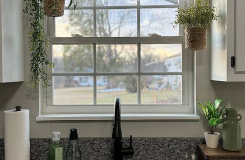 Sweetwater House | Easy Checkout, Remodeled Dollhouse w/King Bed, Pets OK