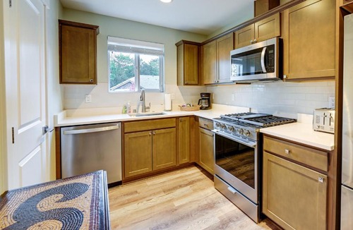 SeaTac Apartment | Easy Commuting! Modern SeaTac Unit with Fireplace