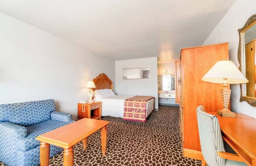 Lawton Hotel | Easy Highway Access in Cozy Full Bed Room – Budget Option for Travelers