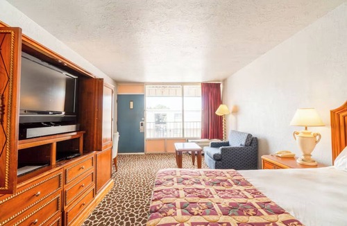 Lawton Hotel | Easy Highway Access in Cozy Full Bed Room – Budget Option for Travelers