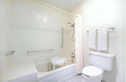 Lawton Hotel | Easy Highway Access in Cozy Full Bed Room – Budget Option for Travelers