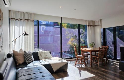 Hawthorn Apartment | Easy Living One Bedder Gem