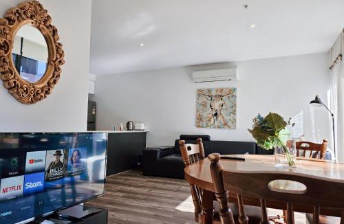 Hawthorn Apartment | Easy Living One Bedder Gem