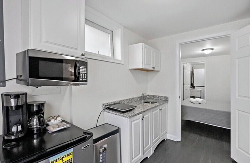 Capitol Heights Bed & Breakfast | Easy | METRO | 1 min WALK | Simple space | Comfy