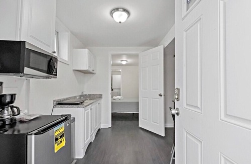 Capitol Heights Bed & Breakfast | Easy | METRO | 1 min WALK | Simple space | Comfy