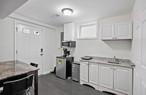 Capitol Heights Bed & Breakfast | Easy | METRO | 1 min WALK | Simple space | Comfy
