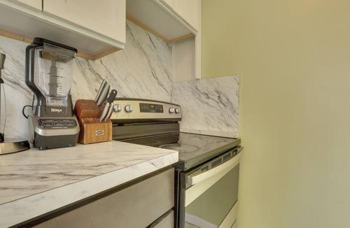 South Side Apartment | Easy NYC Access: Updated Apt Near Parks & Bay!