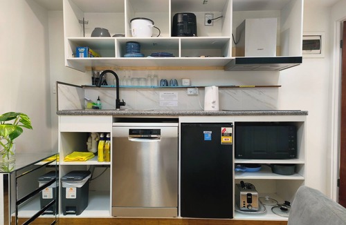 Jamboree Heights Apartment | Easy Stay Studio