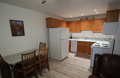 Rockaway Beach Apartment | Easy Street Hideaway: Daylight Basement Unit