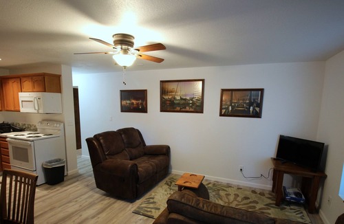 Rockaway Beach Apartment | Easy Street Hideaway: Daylight Basement Unit