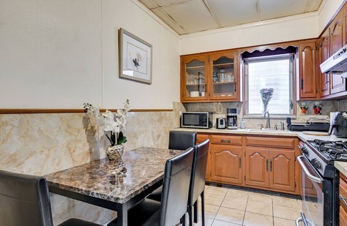 Queens Apartment | Easy Train Access! Quiet New York Commuter Apt