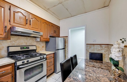 Queens Apartment | Easy Train Access! Quiet New York Commuter Apt