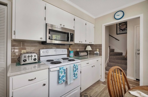 Saint Simons Island Condo | Easy walk to the beach from this condo!