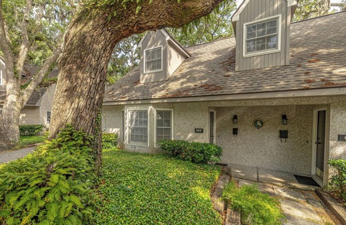 Saint Simons Island Condo | Easy walk to the beach from this condo!