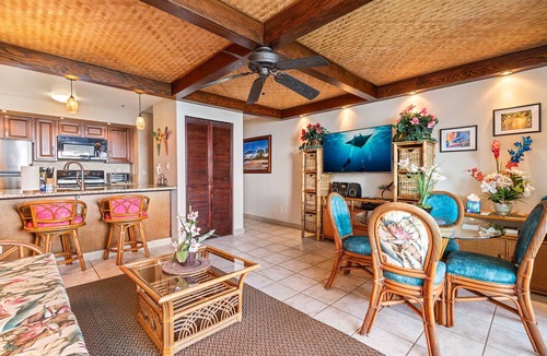 Historic Kailua Village Condo | 🏖️Easy Walk to Town | Ocean Front | AC & WIFI