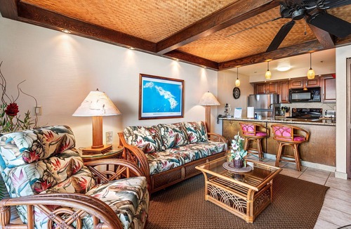 Historic Kailua Village Condo | 🏖️Easy Walk to Town | Ocean Front | AC & WIFI