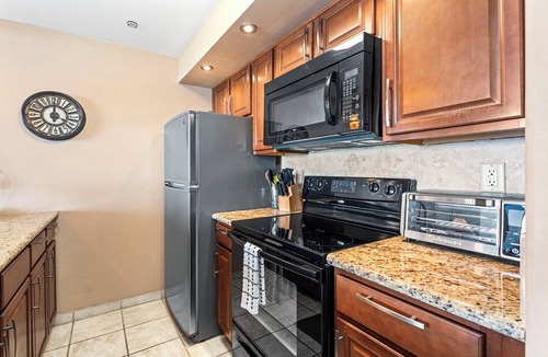 Historic Kailua Village Condo | 🏖️Easy Walk to Town | Ocean Front | AC & WIFI