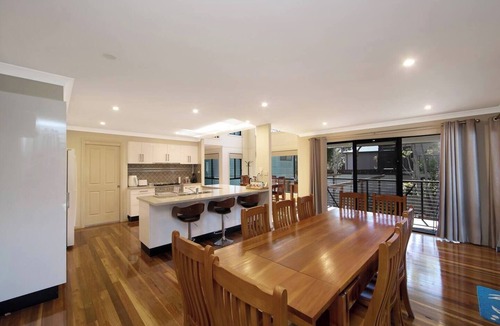 Wyong House | Easygoing Poolside Relaxation on Wyong River