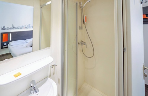 Gewerbeschule Hotel | easyHotel Zürich City Limmatplatz