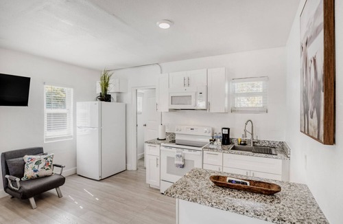 Tropic Apartment | Eau Gallie Studio w/Kitchenette | Beach & River