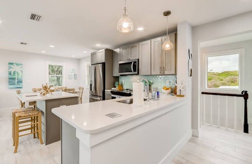 Fernandina Beach House | Ebb Tide Cottage | Beachfront | Huge Oceanfront Deck | Hot Tub