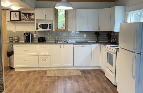 B-Say-Tah Cabin | Echo Lake Lakefront Cabin in picturesque Qu’Appelle Valley,
