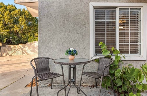 Los Angeles Apartment | Echo Park Retreat with Views and Parking