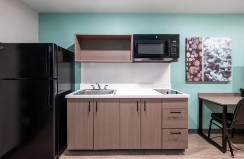 Springfield Hotel | ECHO Suites Extended Stay by Wyndham Springfield Airport PLZ