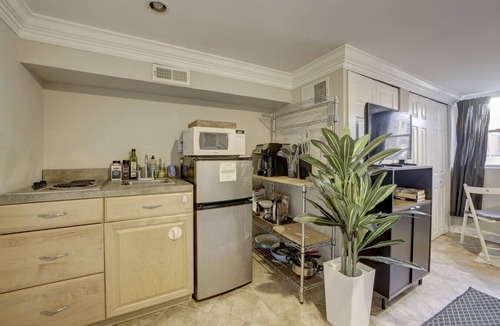 Eckington Condo | Eckington Cozy & Private Unit + Free Gated Parking
