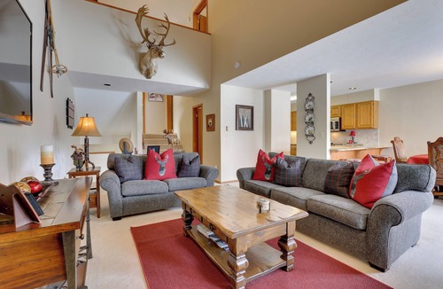 Eagle-Vail House | Eclectic Eagle-Vail Condo: 2 Miles to Beaver Creek