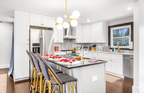 Paw Creek House | Eclectic Escape: 3bd - Backyard - 10min to Airport