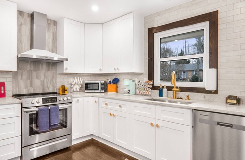 Paw Creek House | Eclectic Escape: 3bd - Backyard - 10min to Airport