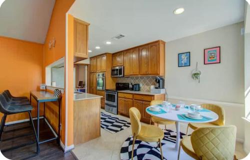 Woodlake - Briar Meadow House | Eclectic Family Hub-Hot tub-Galleria-Uni