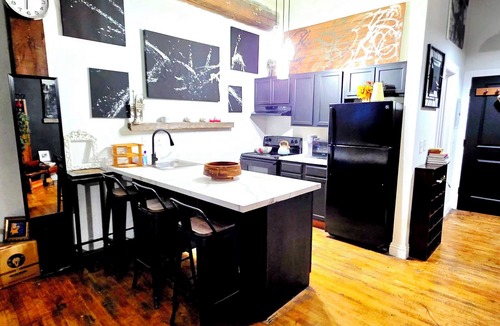 Detroit Apartment | Eclectic Loft in Historic Corktown where vibrance meets serenity – 75" TV & KING