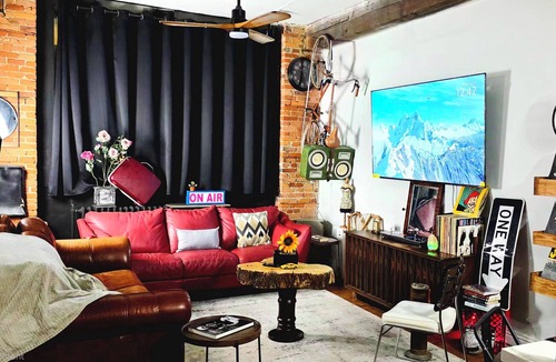 Detroit Apartment | Eclectic Loft in Historic Corktown where vibrance meets serenity – 75" TV & KING