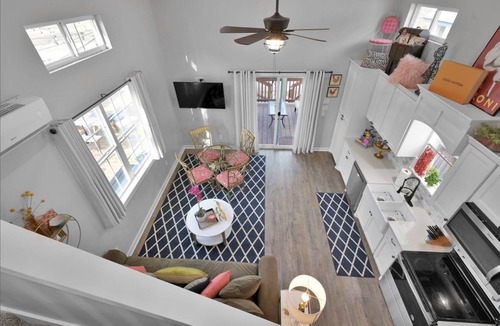 Willis Cottage | Eclectic Mix Of Marilyn, Artwork, and Southern Charm on Lake Conroe
