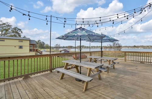Willis Cottage | Eclectic Mix Of Marilyn, Artwork, and Southern Charm on Lake Conroe