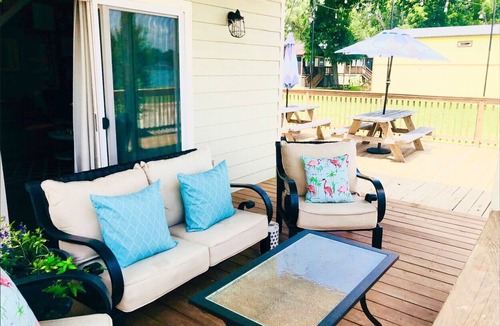 Willis Cottage | Eclectic Mix Of Marilyn, Artwork, and Southern Charm on Lake Conroe