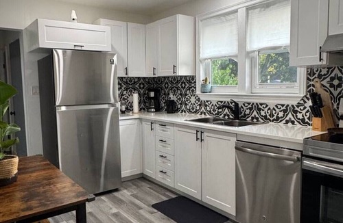 London Apartment | Eclectic Old East 3BD in Entertainment District