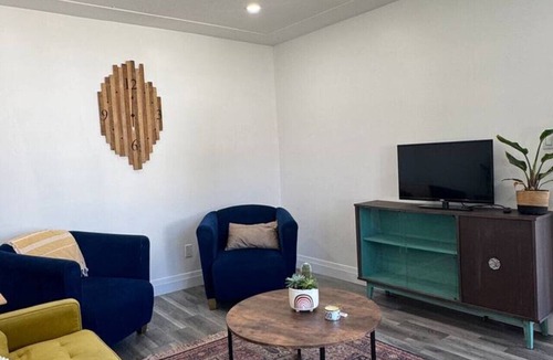 London Apartment | Eclectic Old East 3BD in Entertainment District