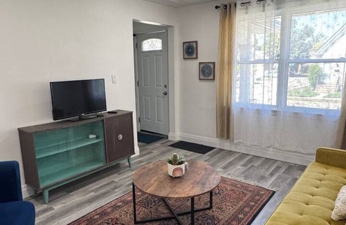London Apartment | Eclectic Old East 3BD in Entertainment District