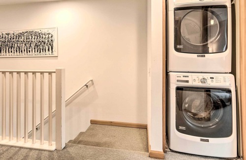 Atlantic House | Eclectic Seattle Townhome < 3 Mi to Downtown!