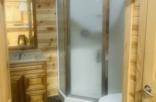 Milroy House | Eclipse near the river !