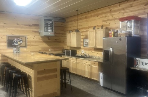 Milroy House | Eclipse near the river !