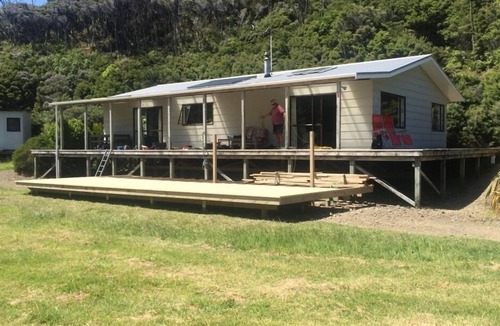 Coromandel Peninsula House | Eco-Bach inside a kiwi sanctuary