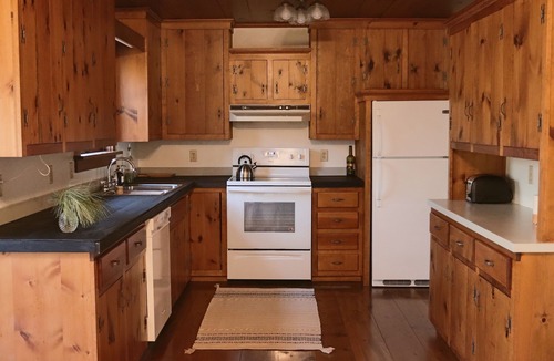 Portersville Cabin | Eco-Conscious Flower & Herb Farm Retreat