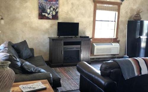 Paluxy House | Eco-Friendly Cabin with Private Hot Tub for a Relaxing Getaway near Dallas, Texas