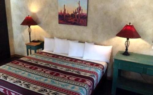 Paluxy House | Eco-Friendly Cabin with Private Hot Tub for a Relaxing Getaway near Dallas, Texas