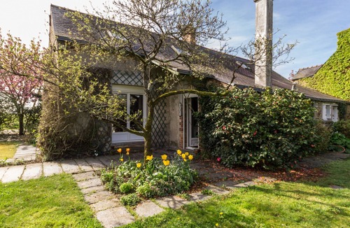 Joue-sur-Erdre Cottage | Eco-friendly Cottage Near Vioreau Forest: 3BR, Enclosed Garden, Cozy Fireplace